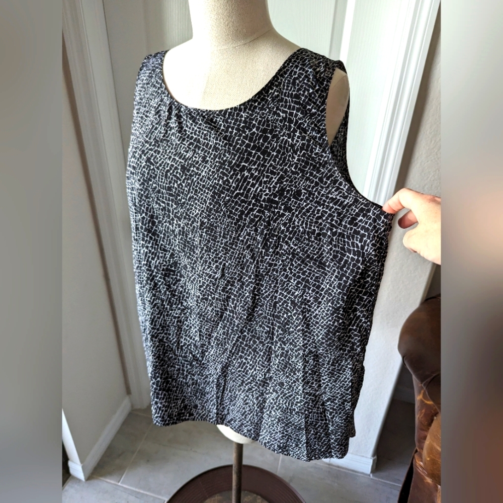 Sleeveless Black & White Abstract Print Blouse